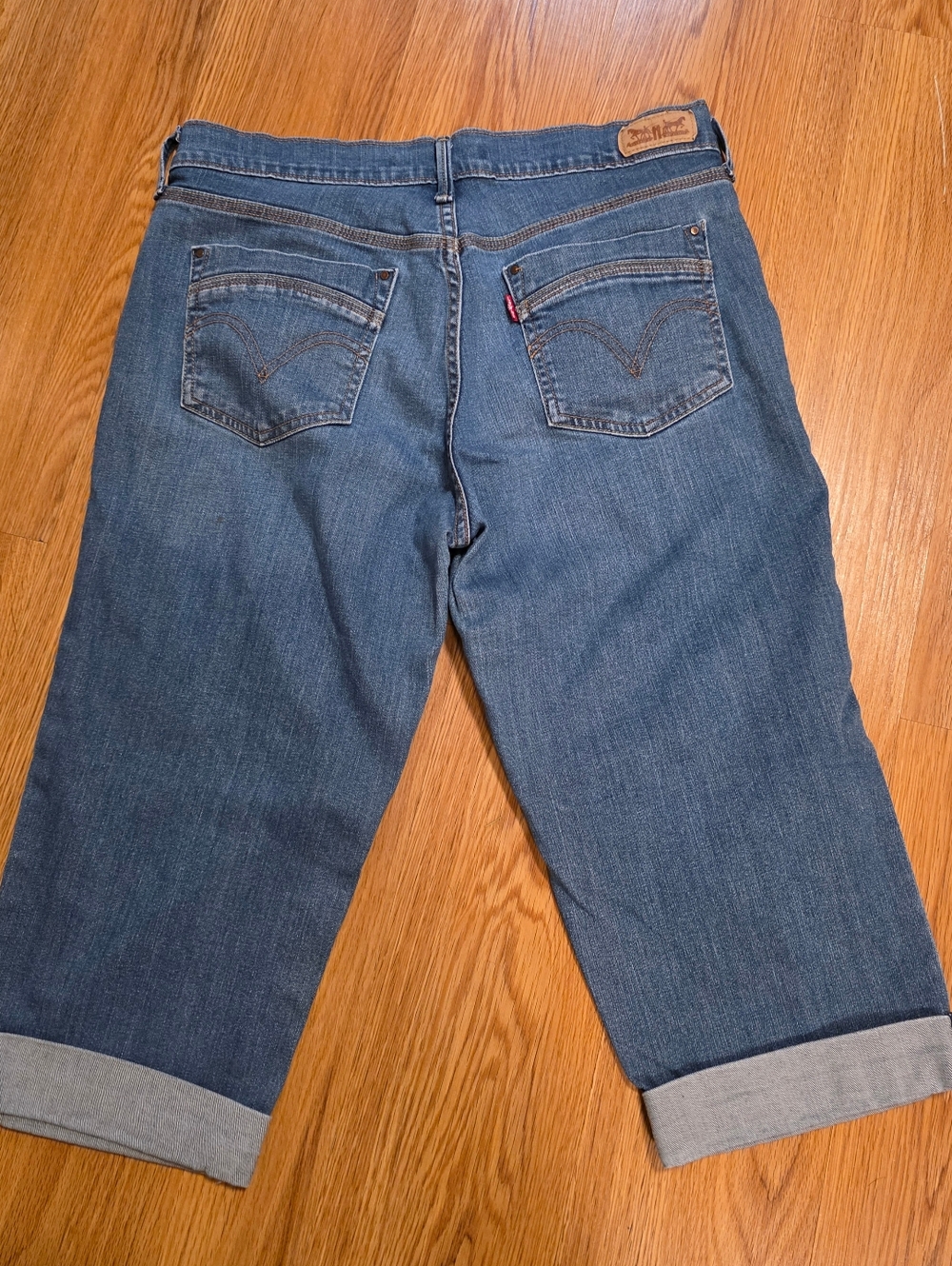 Levi's Capris Denim Jeans Women's Blue Cuffed Logo Size 6 - Picture 2 of 12